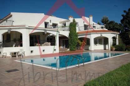 villa style méditerranéen avec piscine et vue mer