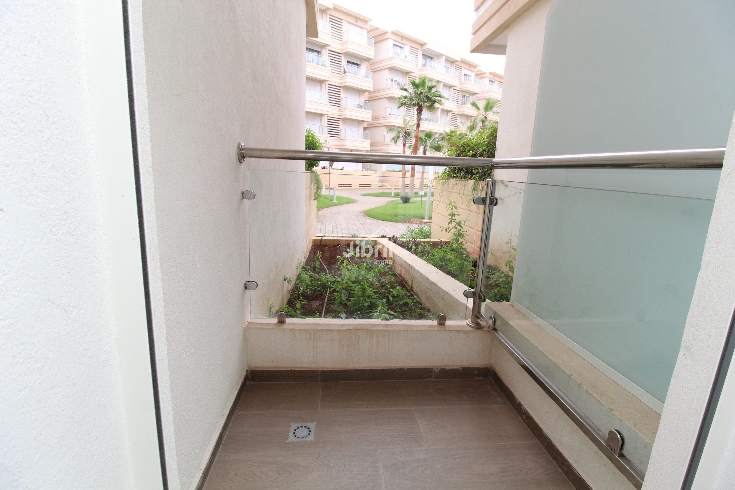 Spacieux 3 chambres meublé avec terrasse, parking et double salon