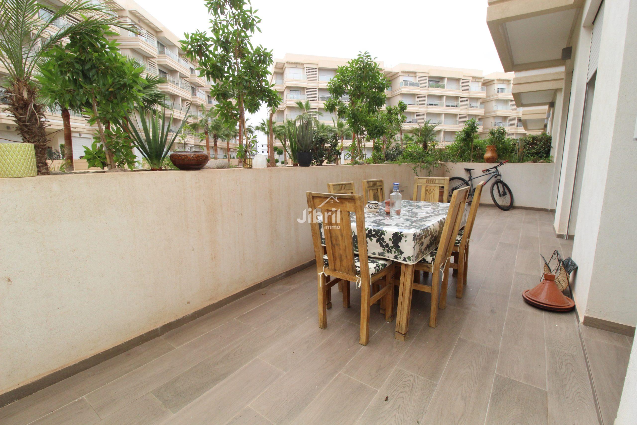 Spacieux 3 chambres meublé avec terrasse, parking et double salon
