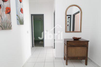 Appartement 2 chambres rénové – Emplacement central sur l’Avenue des FAR à Agadir !
