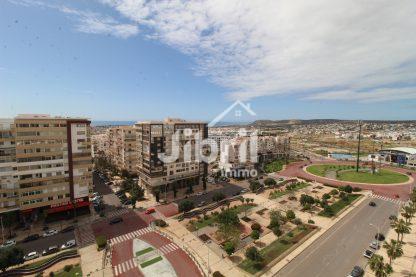Appartement rénové avec goût à vendre à Hay Mohammadi – Dernier étage avec balcon et vue mer